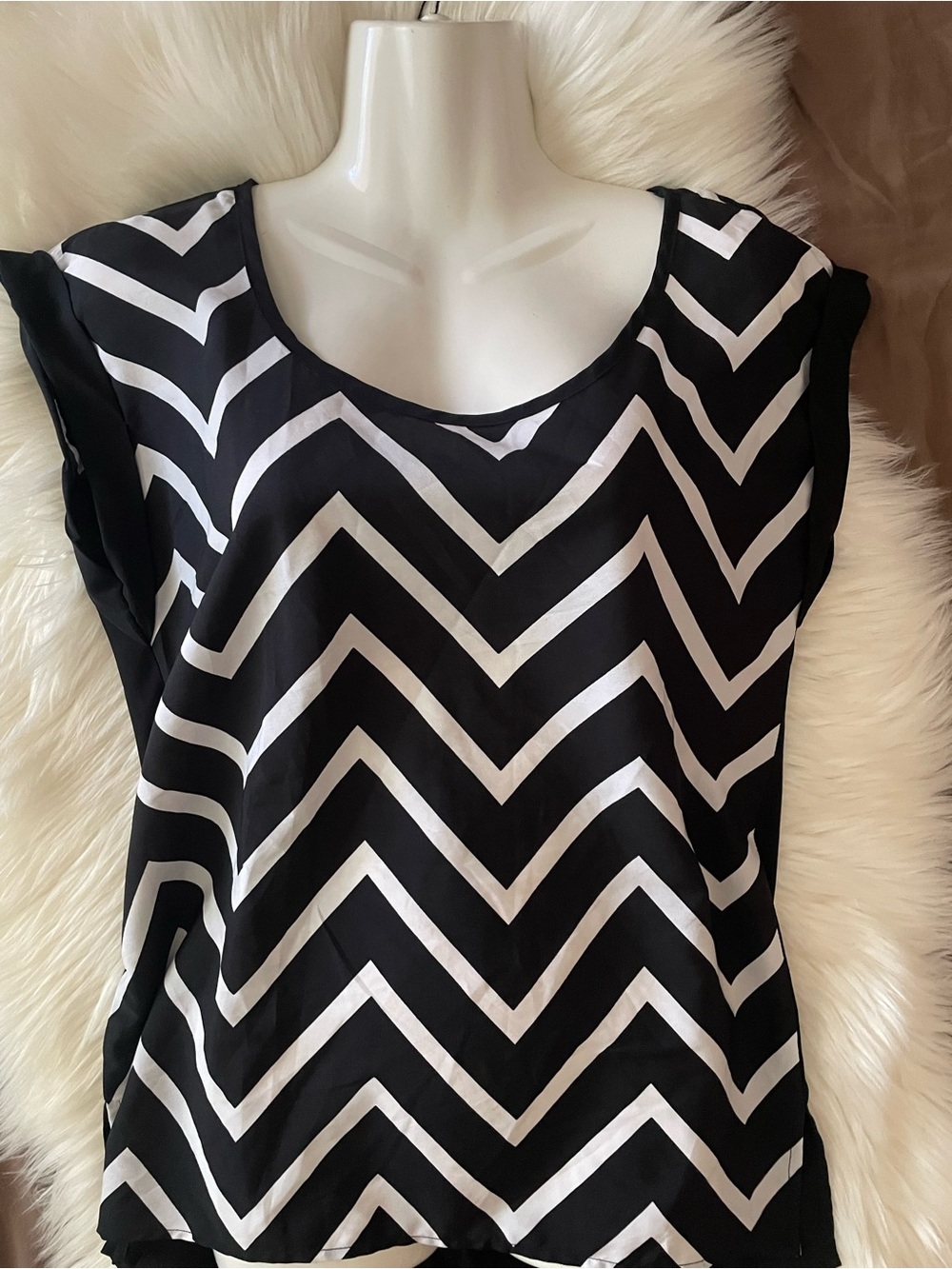 Alice + Olivia Black & White Zigzag Cap-Sleeve Blouse